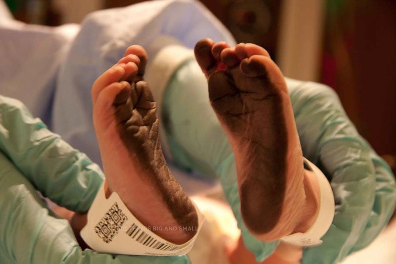 picture of newborn feet at hospital--make sure to pack these things in your diaper bag for the hospital and use the hospital bag checklist