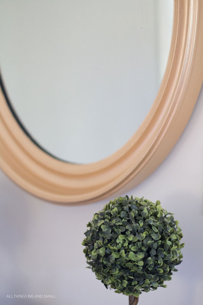 Gold framed mirror DIY that looks amazing and was soooo inexpensive! Such an awesome hack for inexpensive decorative mirrors! - Gold Mirror DIY by popular home decor blogger DIY Decor Mom