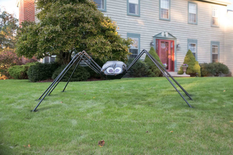 Giant Spider Decoration An Easy and Cheap DIY Halloween Decoration
