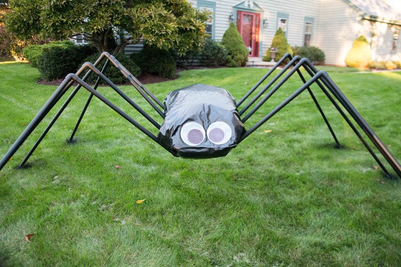 Giant Spider Decoration: An Easy and Cheap DIY Halloween ...