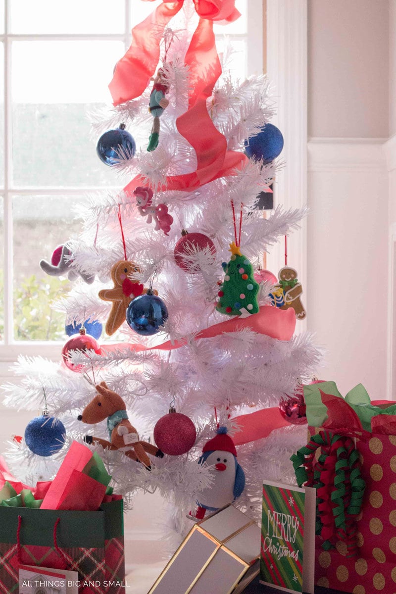 Christmas Tree Decorating Like a Pro by popular home decor blogger DIY Decor Mom