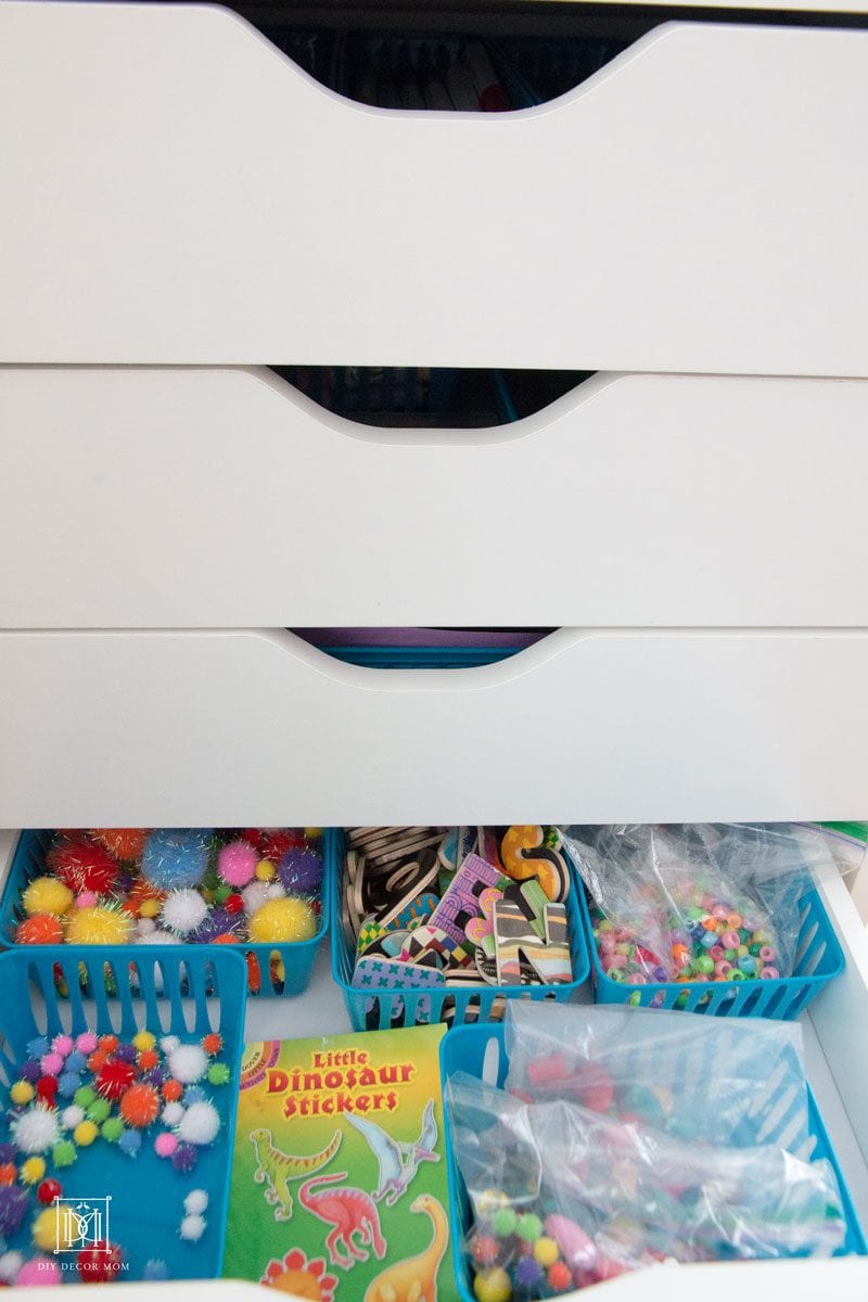 how to finally organize your kids art supplies! These kids art storage tips were perfectly for busy moms! More tips by home decor blogger DIY Decor Mom