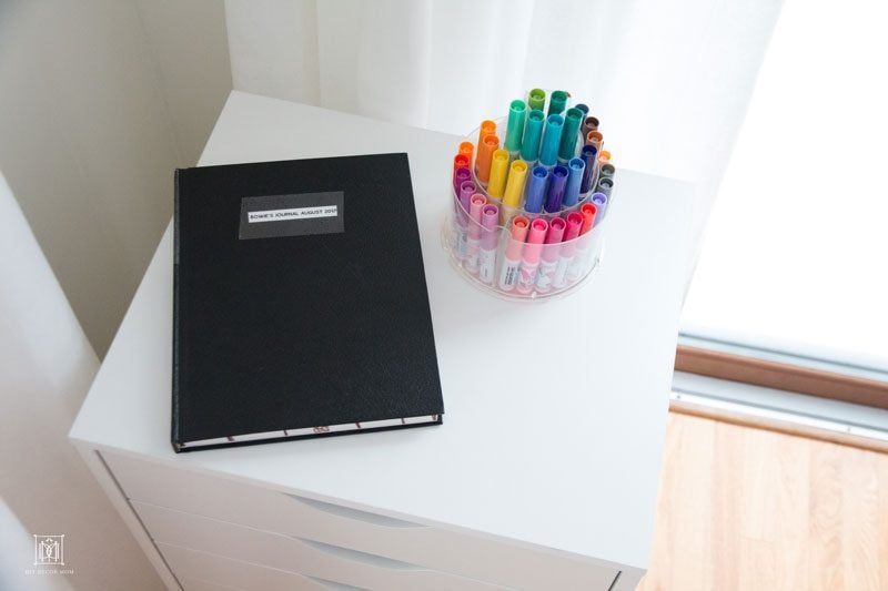 kids art storage hacks! Love this arts and crafts storage solution--it makes it easy for kids to organize and put away their art supplies! Tips and tricks by DIY Decor Mom