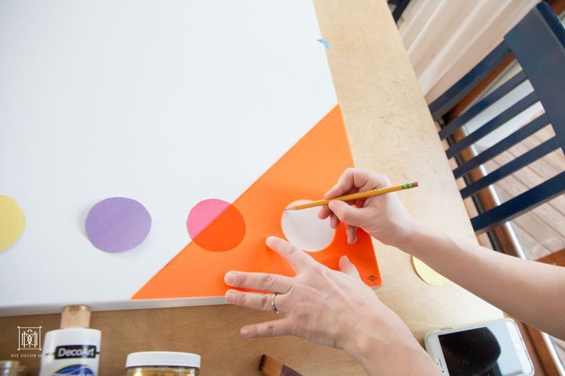 drawing circles for DIY wall art- modern DIY abstract art on canvas