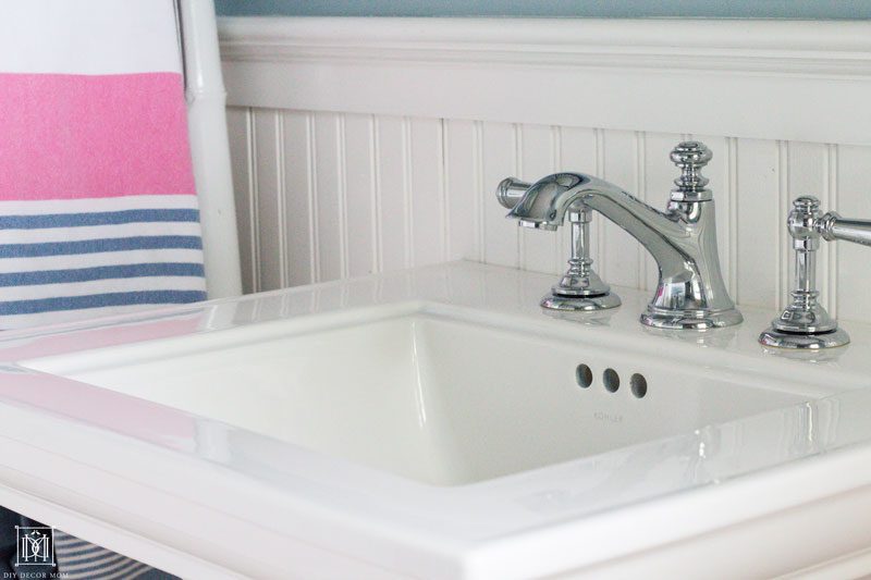 clean bathroom tips- keep your bathroom clean with this daily cleaning schedule for working moms