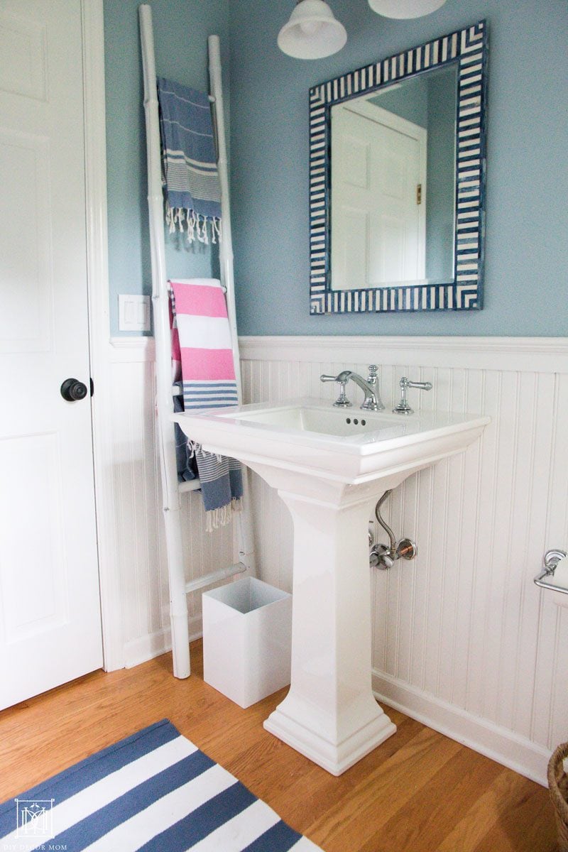 pedestal sinks make small bathrooms look bigger