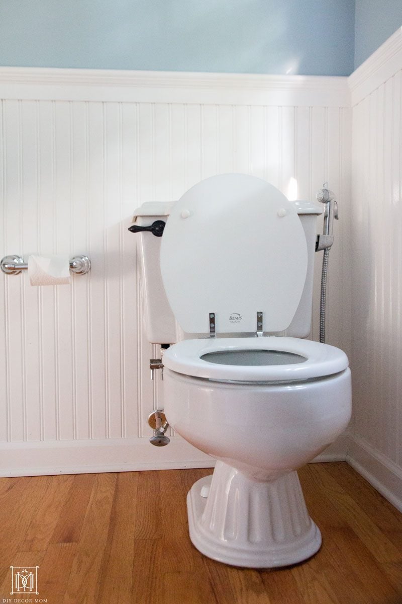 small bathroom before with old toilet