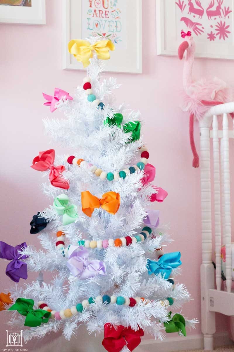 white-christmas-tree-mini-in-kids-room