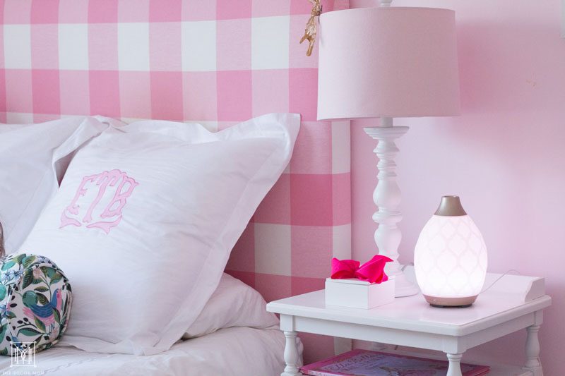 young living dewdrop diffuser in girls bedroom- see how to make your house smell amazing in this post