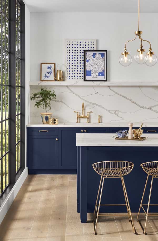 navy blue kitchen cabinets painted SW Naval and marble backsplash with gold and brass hardware