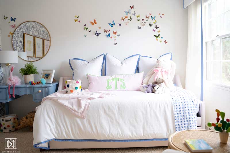 baby girl room decor ideas- pink daybed with white and blue bedding