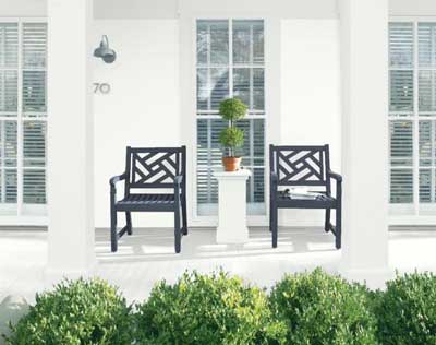 BM chantilly lace exterior of house with Hale Navy Chippendale patio chairs and boxwoods