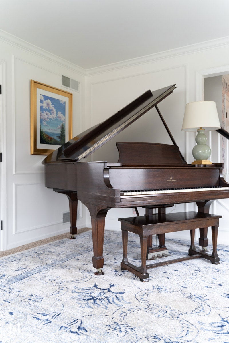 baby grand steinway piano in white living room with picture moulding- bm chantilly lace walls