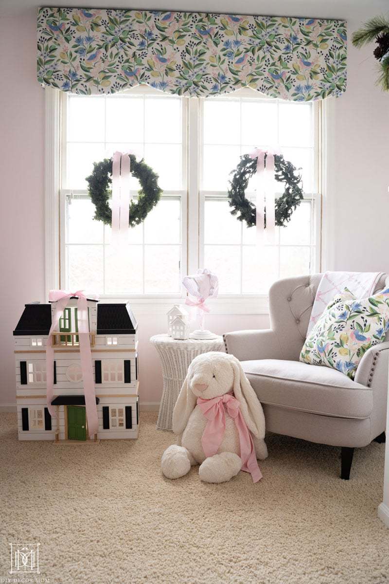 girls bedroom decorated for christmas