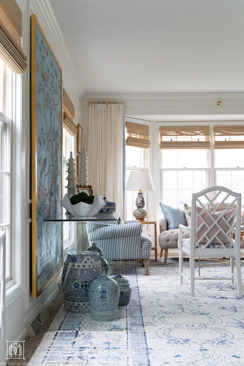 gorgeous white living room painted bm chantilly lace with chinoiserie decor and blue oriental rug